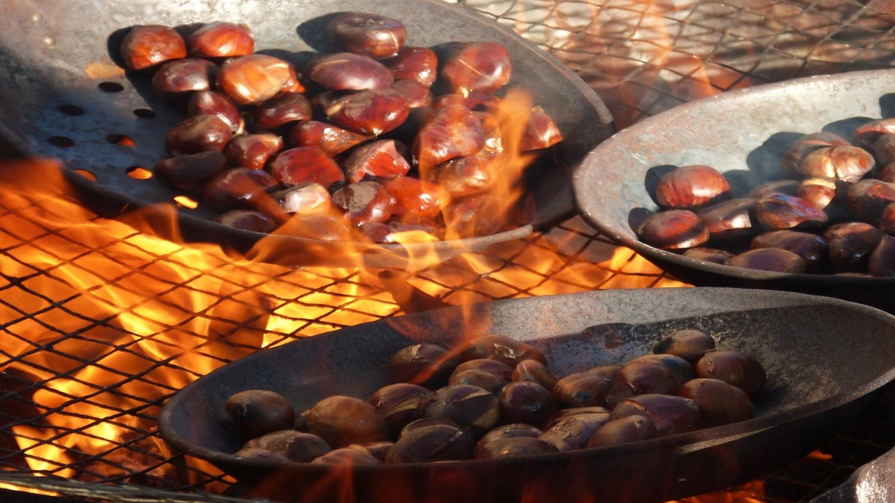 castagne cotte sul fuoco