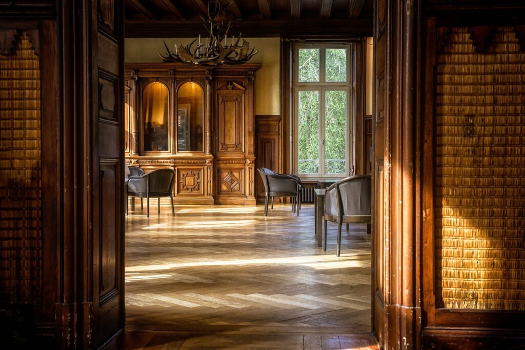 Sala con pavimento in parquet