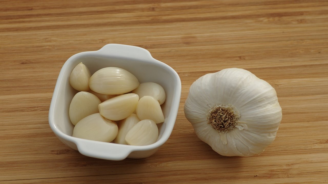 spicchi di aglio con un aglio intero 