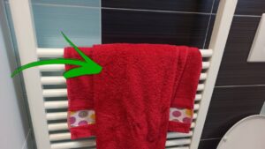 Asciugamano sul termosifone per un bagno sempre profumato: il trucchetto formidabile