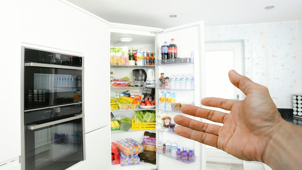 frigorifero con alimenti