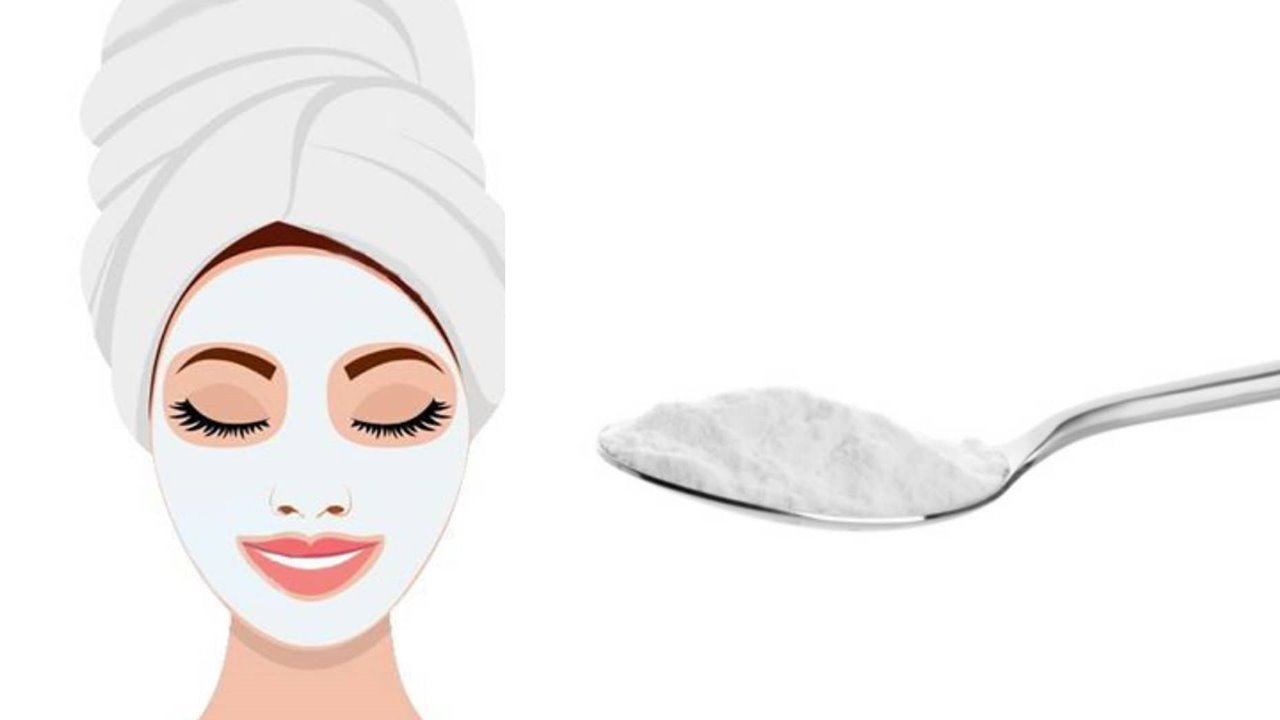 maschera viso e cucchiaio di bicarbonato