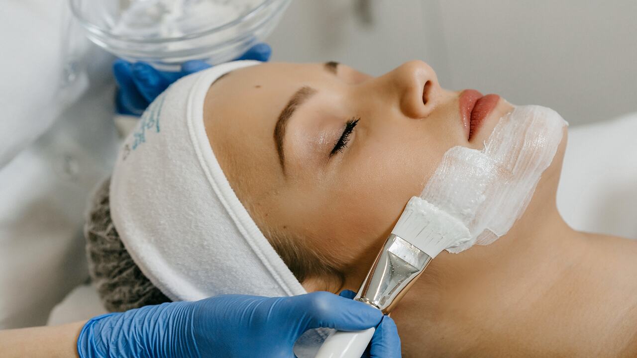 applicazione maschera sul viso 