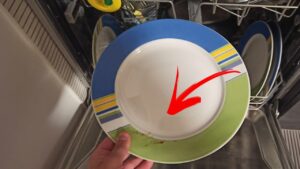 Un metodo per lavare i piatti a mano eliminando ogni traccia di sporco e batteri