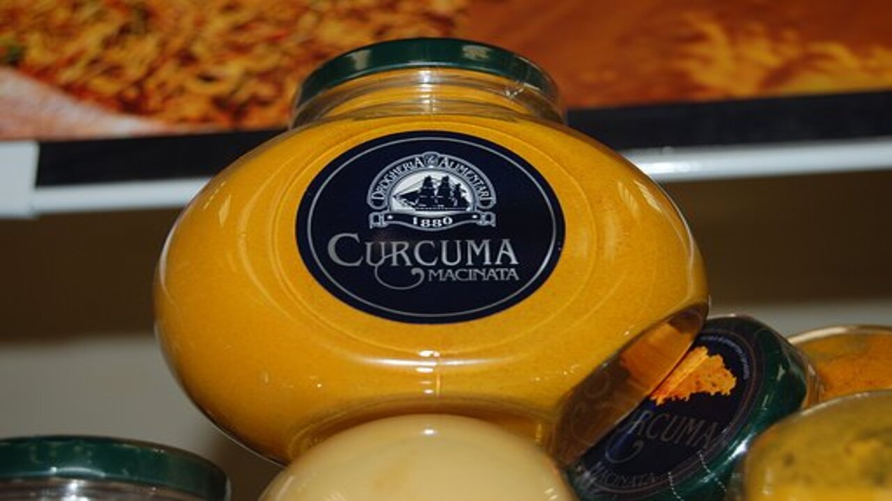 curcuma in barattolo