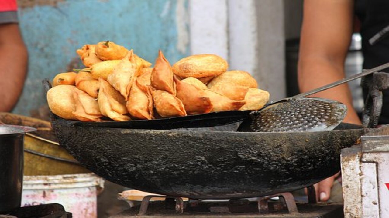 sartén y patatas fritas