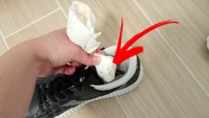 Come trattare efficacemente le scarpe puzzolenti e perché si crea questo problema