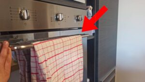Non mettere lo strofinaccio sul forno! L’errore che tutti fanno in cucina
