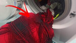 Fallo prima di lavare i vestiti: eliminerai le macchie di unto più ostinate