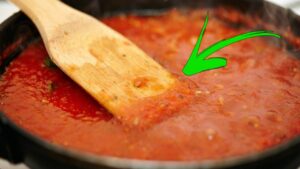 Metti il bicarbonato di sodio nella passata di pomodoro: questo sarà il risultato