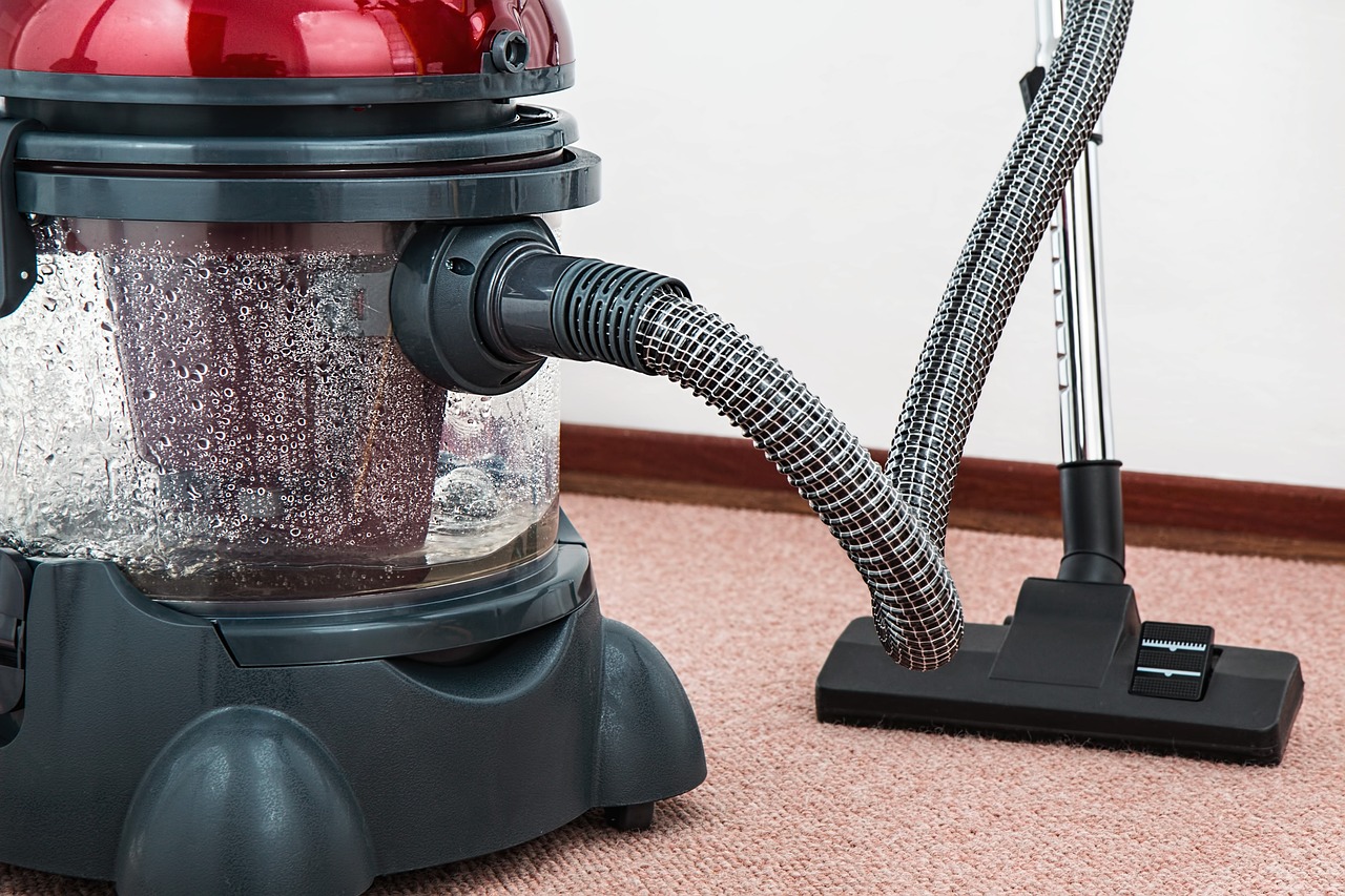 Aspirapolvere pulisce tappeto