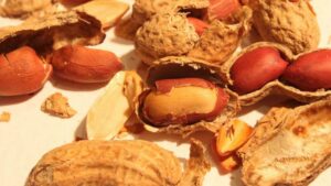Non gettare le scorze di arachidi: 3 trucchetti per usarle, che forse non conoscevi