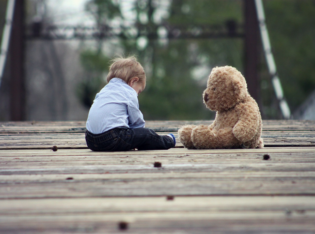 Bambino con peluche