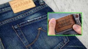 Etichetta in pelle dietro i jeans: ecco a cosa serve
