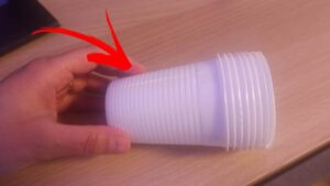 Sai a cosa servono davvero le linee dei bicchieri di plastica? Nessuno te lo ha mai detto