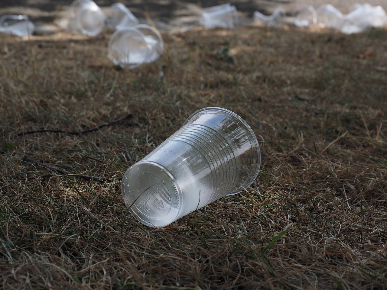 Bicchieri di plastica a terra