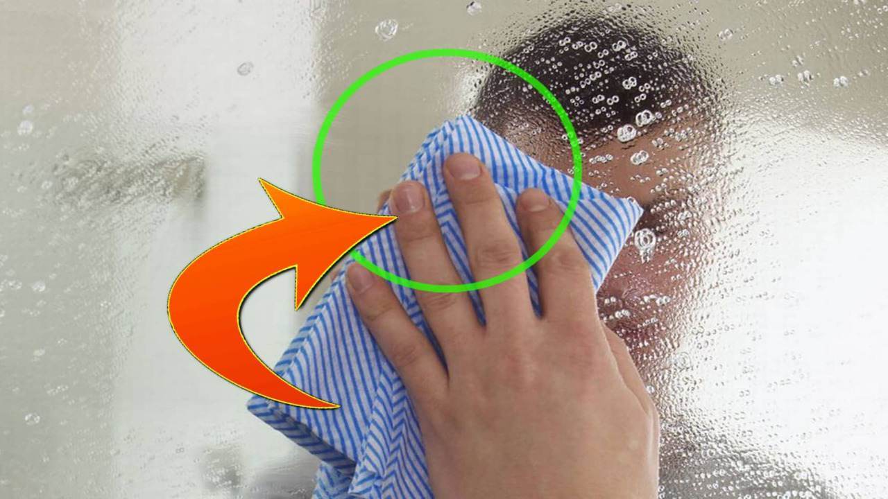 Pulire gli specchi del bagno