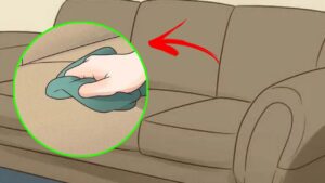 Come eliminare lo sporco dal divano con il metodo dell’asciugamano