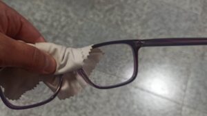Pulire gli occhiali da vista senza rovinarli: come farlo nel modo giusto