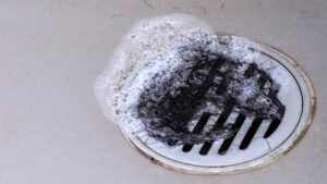 Capelli nello scarico della doccia? Per rimuoverli ti basta un trucco