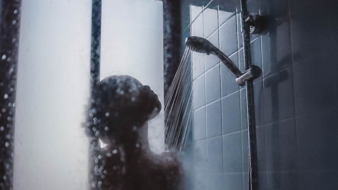 Donna che si fa la doccia