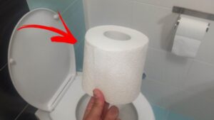 Ti serve solo un rotolo di carta igienica per fare profumare a lungo il tuo bagno: il trucchetto