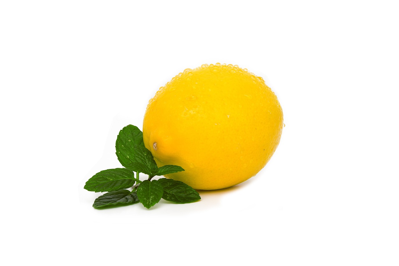 Limone con foglie