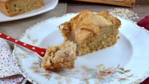 Torta di mele, avena e noci, ottima per quando sei a dieta. Solo 190 kcal!