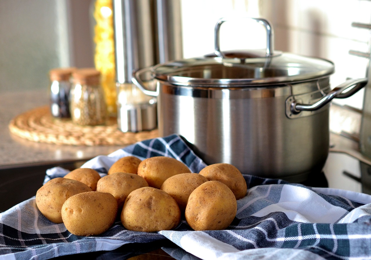 Preparare ingredienti per la pasta di patate