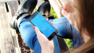 Controlli sempre il telefono ogni minuto? Ecco cosa significa secondo la psicologia