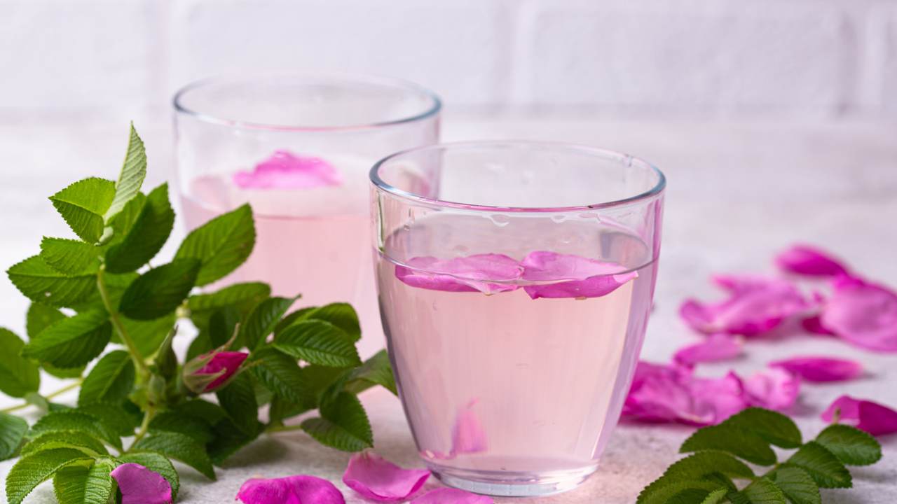 Acqua di rose nel bicchiere