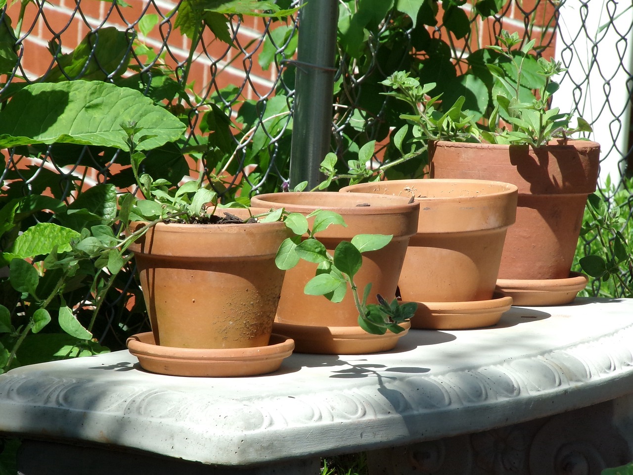 Vasi e sottovasi in balcone