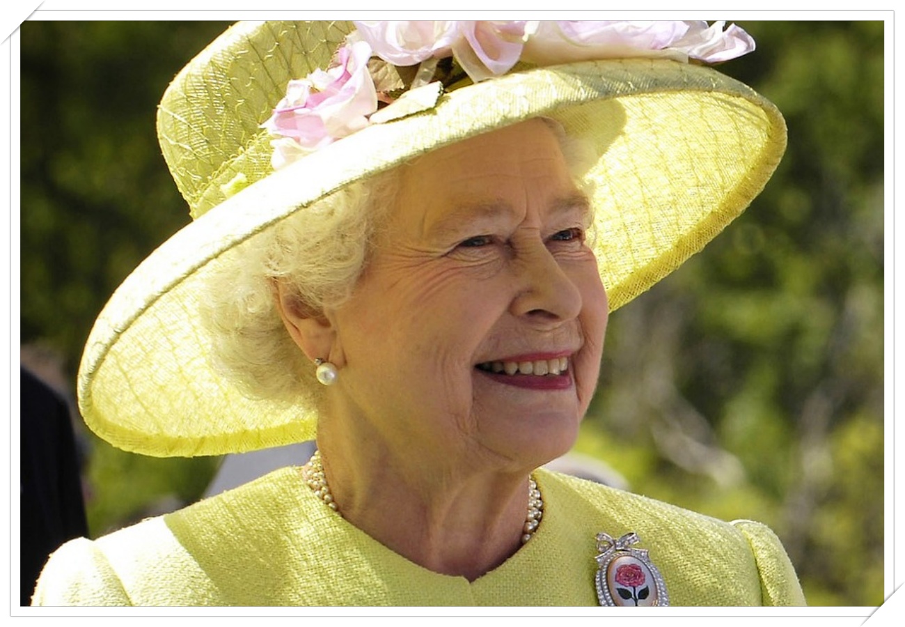 Regina Elisabetta con cappello giallo