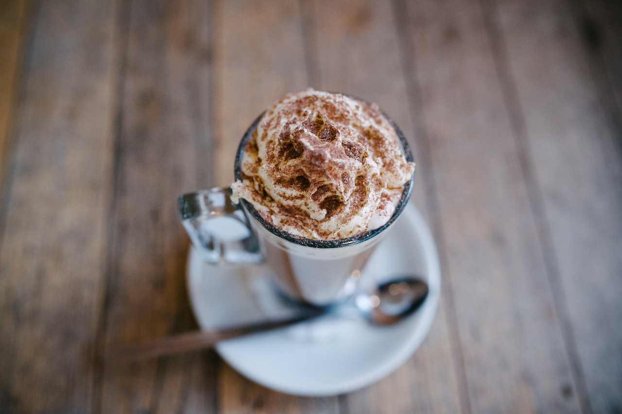 Tazza crema di caffè spolverato di cacao