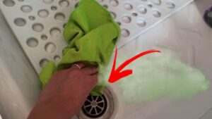 Come eliminare la puzza di fogna della doccia