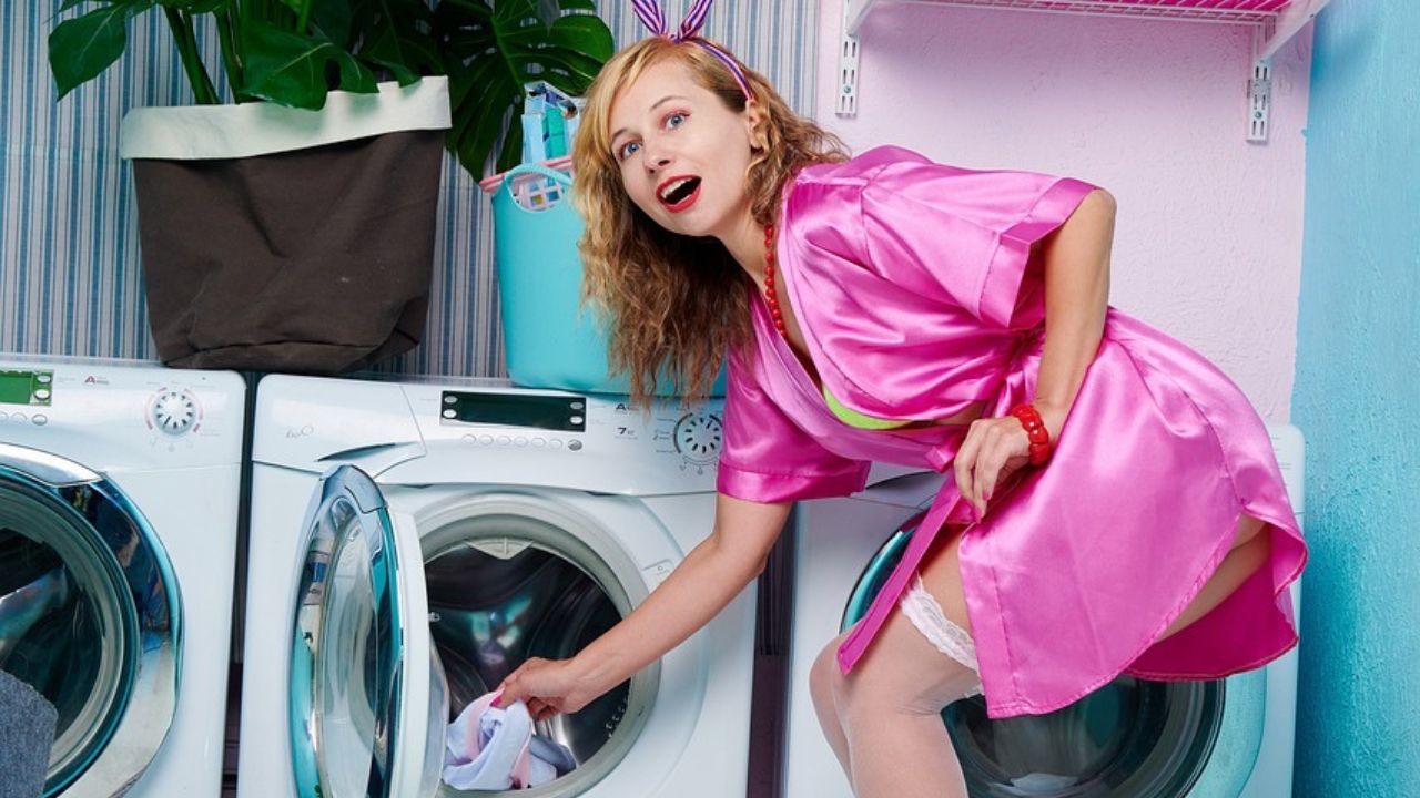 Donna fa il bucato