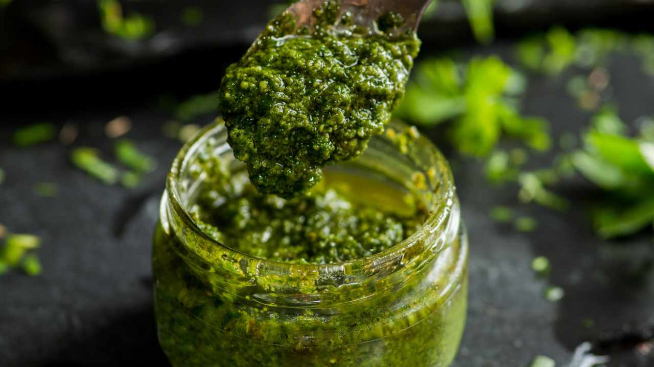 barattolo con pesto