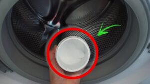 La tua lavatrice continua a puzzare e le hai provate tutte? Allora dovresti fare così per risolvere il problema