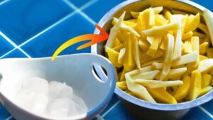 Perché dobbiamo sciacquare le patate prima di friggerle, la risposta