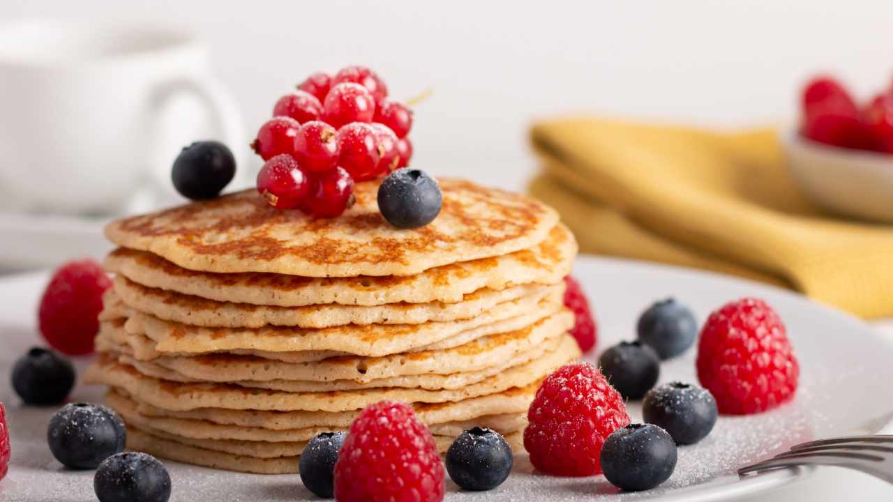 Sei a dieta? Prova questi pancake light per la tua colazione  --- (Fonte immagine: https://www.comestarbene.com/wp-content/uploads/2023/08/pancake-light.jpg)