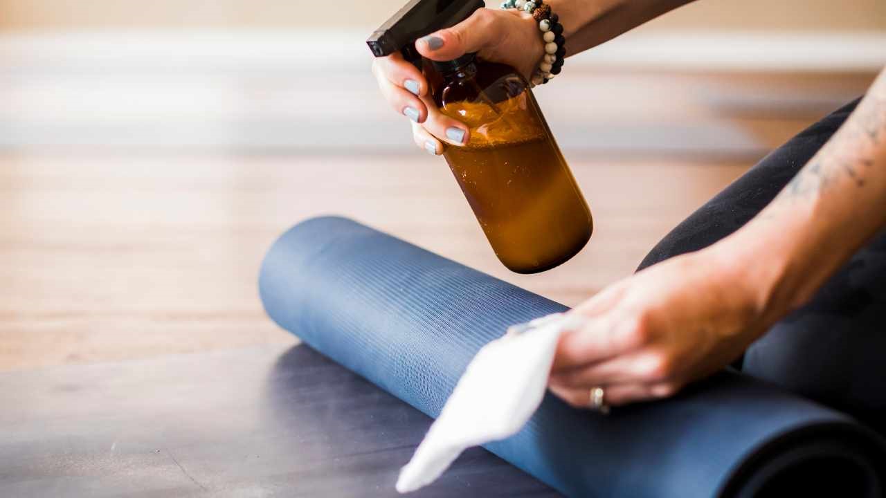 Come va pulito il tappetino yoga?  --- (Fonte immagine: https://www.comestarbene.com/wp-content/uploads/2023/09/tappetino-yoga.jpg)