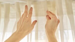 Limiterai la polvere: ogni quanto dovresti lavare le tende