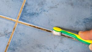 Le fughe del pavimento torneranno pulitissime: ti serve solo uno spazzolino