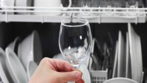 I bicchieri e le posate non sono brillanti dopo la lavastoviglie? Allora c’è una cosa che devi fare