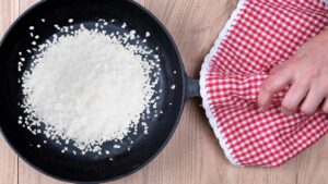 Il trucco per recuperare una padella antiaderente: hai bisogno solo del sale