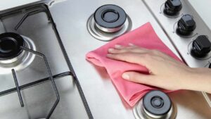 I fornelli della tua cucina torneranno splendenti: ti serve solo un pezzetto di sapone