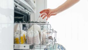 Cura della lavastoviglie: questi oggetti devi sempre lavarli a mano