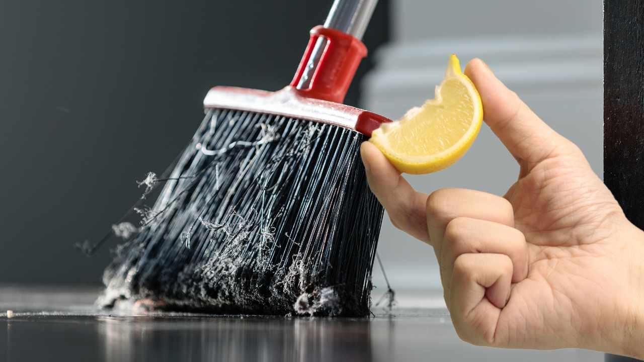 pulire scopa con limoni