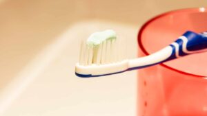 Pulire e igienizzare lo spazzolino da denti: bastano solo questi ingredienti