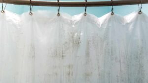Non gettare la tenda della doccia: così tornerà pulitissima